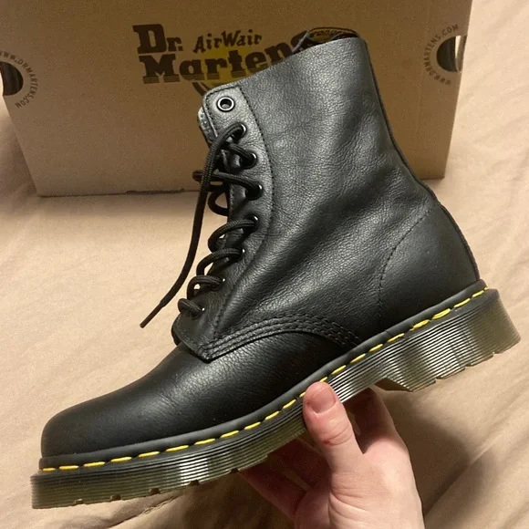 Women’s Dr. Martens 1460 Pascal size 8 - Picture 5 of 9